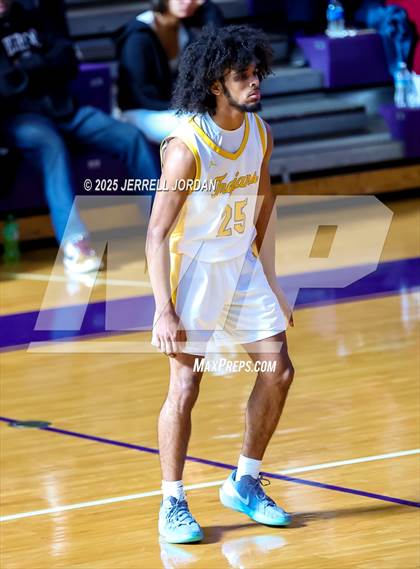 Thumbnail 1 in Garner vs Washington (John Wall Holiday Invitational) photogallery.