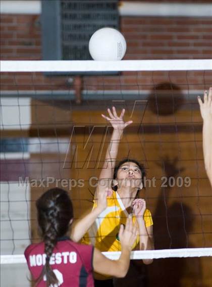 Thumbnail 2 in Davis vs. Modesto photogallery.