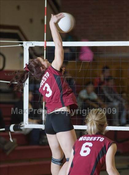 Thumbnail 2 in Davis vs. Modesto photogallery.