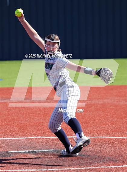 Thumbnail 3 in Melissa vs. Reedy photogallery.