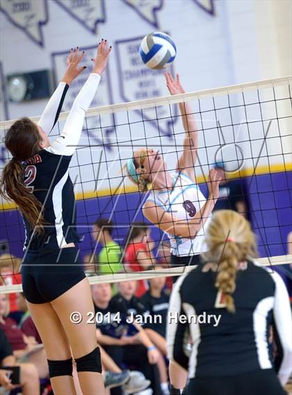 Thumbnail 3 in Flintridge Sacred Heart vs. Assumption (Durango Fall Classic) photogallery.