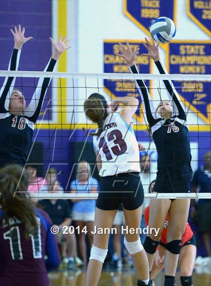 Thumbnail 3 in Flintridge Sacred Heart vs. Assumption (Durango Fall Classic) photogallery.