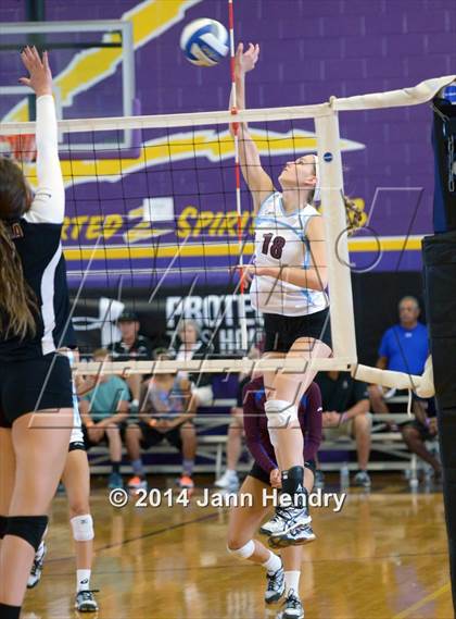 Thumbnail 3 in Flintridge Sacred Heart vs. Assumption (Durango Fall Classic) photogallery.