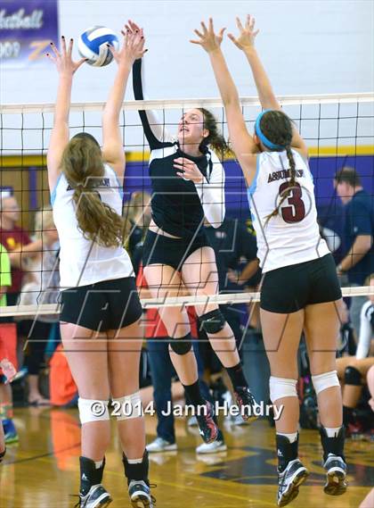 Thumbnail 3 in Flintridge Sacred Heart vs. Assumption (Durango Fall Classic) photogallery.