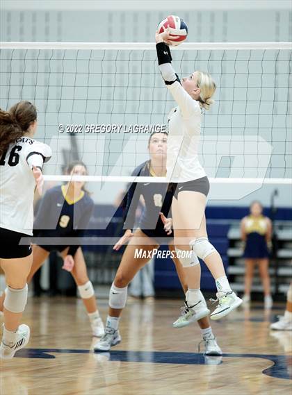 Thumbnail 1 in Guyer vs. Highland Park (UIL 6A Regional Quarterfinals) photogallery.