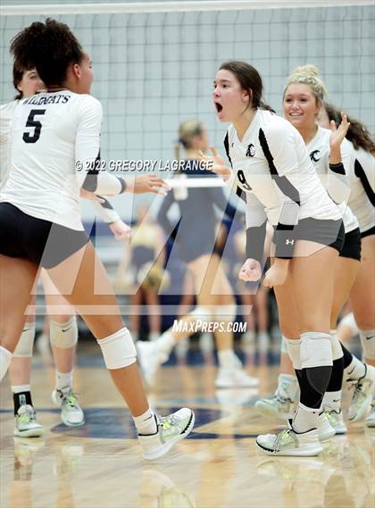 Thumbnail 1 in Guyer vs. Highland Park (UIL 6A Regional Quarterfinals) photogallery.