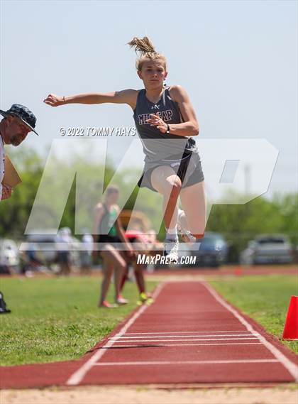 Thumbnail 3 in UIL 3A Area Track Meet photogallery.
