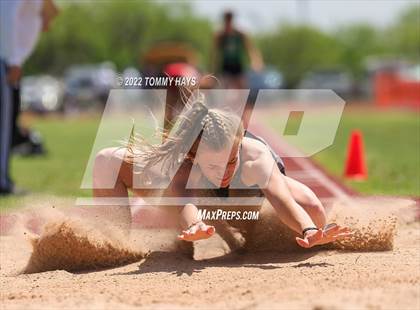 Thumbnail 2 in UIL 3A Area Track Meet photogallery.