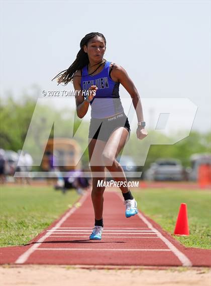 Thumbnail 1 in UIL 3A Area Track Meet photogallery.