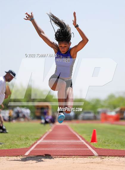 Thumbnail 1 in UIL 3A Area Track Meet photogallery.