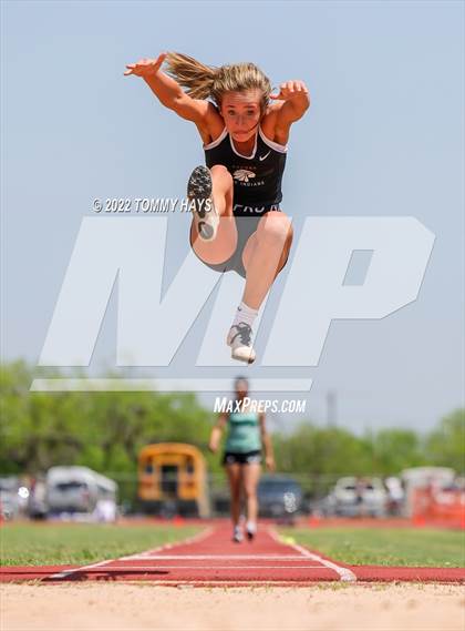 Thumbnail 1 in UIL 3A Area Track Meet photogallery.