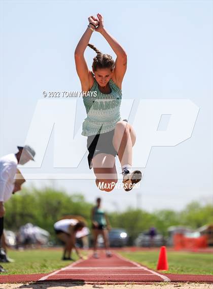 Thumbnail 2 in UIL 3A Area Track Meet photogallery.