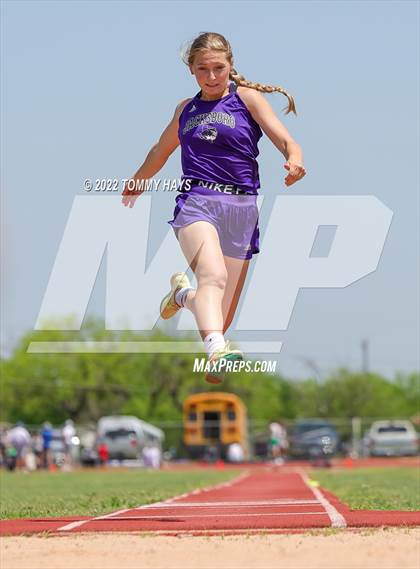 Thumbnail 1 in UIL 3A Area Track Meet photogallery.