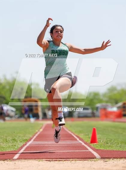 Thumbnail 2 in UIL 3A Area Track Meet photogallery.