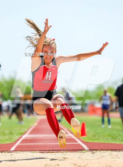 Thumbnail 1 in UIL 3A Area Track Meet photogallery.