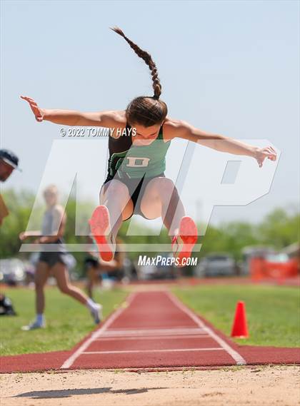 Thumbnail 1 in UIL 3A Area Track Meet photogallery.