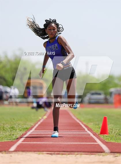 Thumbnail 3 in UIL 3A Area Track Meet photogallery.