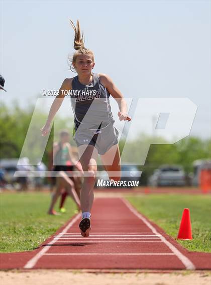 Thumbnail 1 in UIL 3A Area Track Meet photogallery.