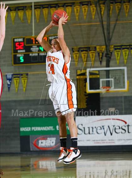 Thumbnail 1 in Roseville vs Bear River (Common Good Classic) photogallery.