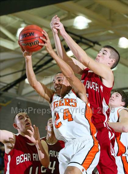 Thumbnail 2 in Roseville vs Bear River (Common Good Classic) photogallery.