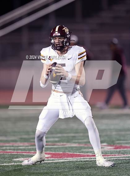 Thumbnail 3 in Harlan vs. Dripping Springs (UIL 6A Football Area Playoff) photogallery.