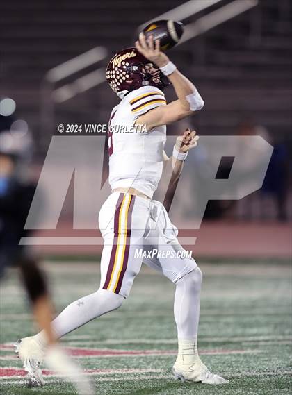 Thumbnail 2 in Harlan vs. Dripping Springs (UIL 6A Football Area Playoff) photogallery.