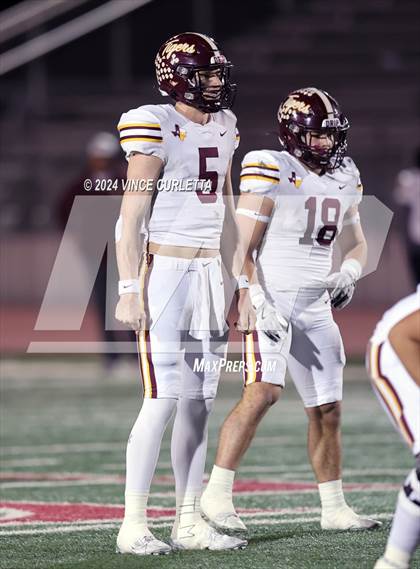 Thumbnail 2 in Harlan vs. Dripping Springs (UIL 6A Football Area Playoff) photogallery.