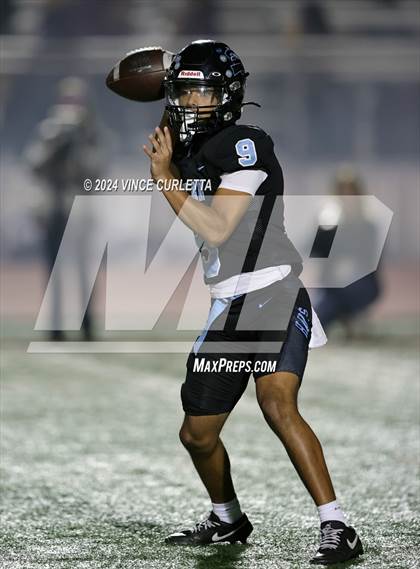 Thumbnail 2 in Harlan vs. Dripping Springs (UIL 6A Football Area Playoff) photogallery.