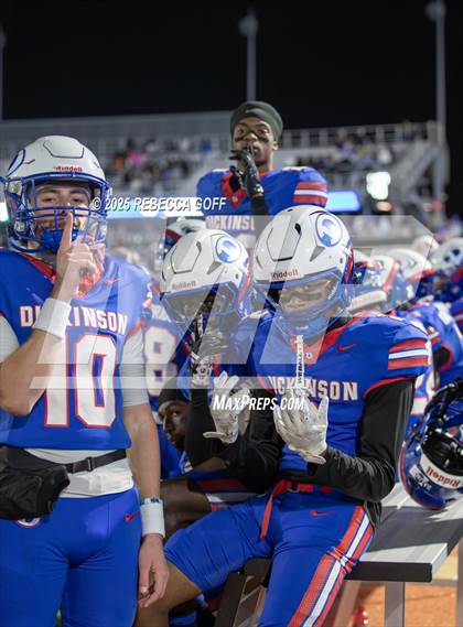 Thumbnail 1 in Dickinson vs. Strake Jesuit (UIL Football 6A D1 Regional) photogallery.