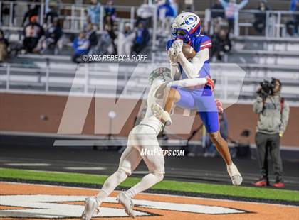 Thumbnail 2 in Dickinson vs. Strake Jesuit (UIL Football 6A D1 Regional) photogallery.