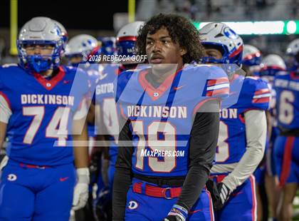 Thumbnail 2 in Dickinson vs. Strake Jesuit (UIL Football 6A D1 Regional) photogallery.