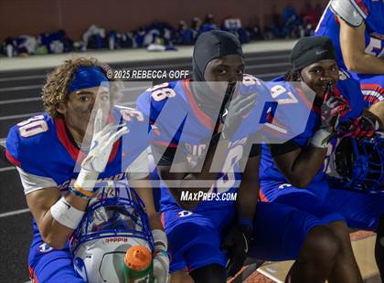 Thumbnail 3 in Dickinson vs. Strake Jesuit (UIL Football 6A D1 Regional) photogallery.