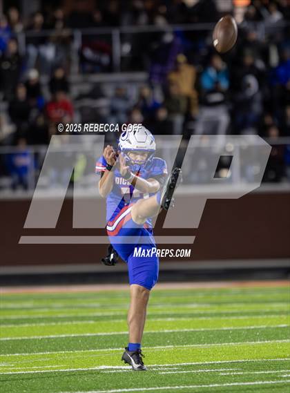 Thumbnail 1 in Dickinson vs. Strake Jesuit (UIL Football 6A D1 Regional) photogallery.