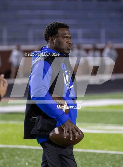 Thumbnail 1 in Dickinson vs. Strake Jesuit (UIL Football 6A D1 Regional) photogallery.