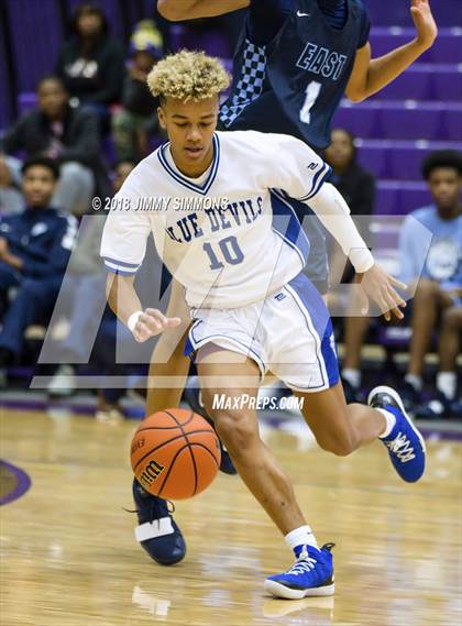 Thumbnail 3 in Quincy vs. Belleville East photogallery.