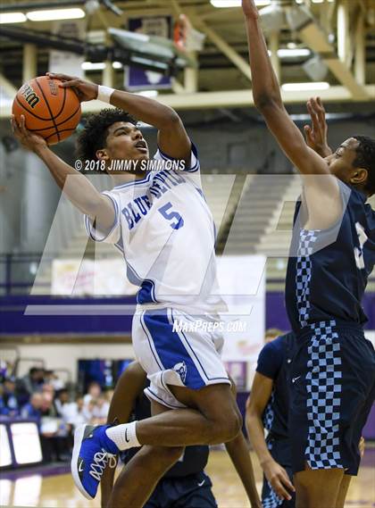 Thumbnail 1 in Quincy vs. Belleville East photogallery.