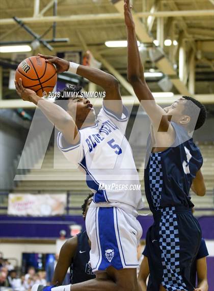 Thumbnail 2 in Quincy vs. Belleville East photogallery.