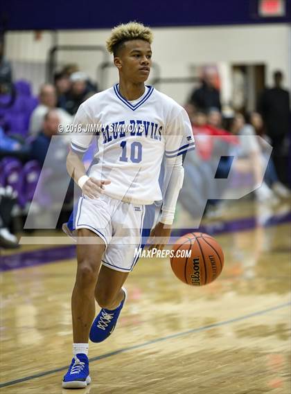 Thumbnail 1 in Quincy vs. Belleville East photogallery.