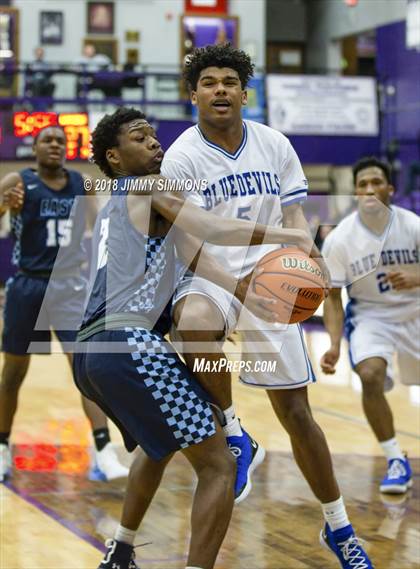 Thumbnail 1 in Quincy vs. Belleville East photogallery.