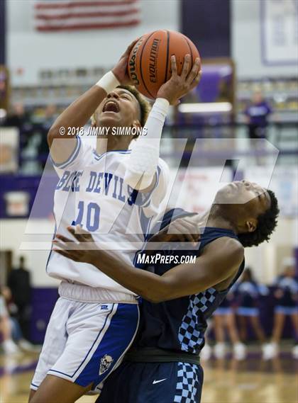 Thumbnail 3 in Quincy vs. Belleville East photogallery.