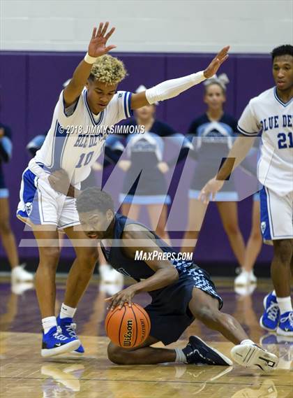 Thumbnail 3 in Quincy vs. Belleville East photogallery.