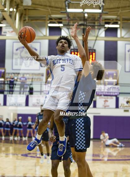 Thumbnail 1 in Quincy vs. Belleville East photogallery.