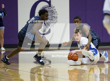 Thumbnail 2 in Quincy vs. Belleville East photogallery.