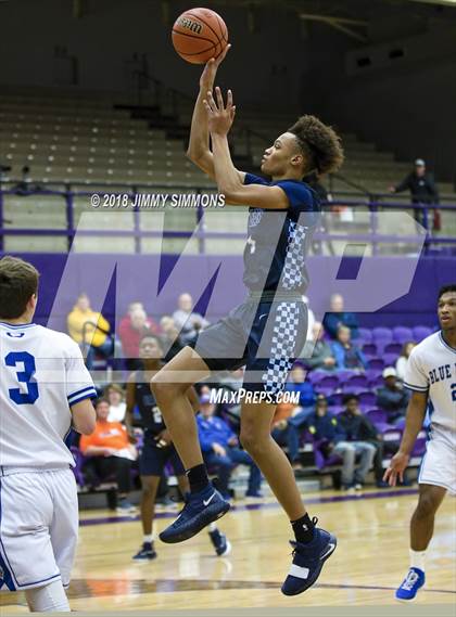 Thumbnail 1 in Quincy vs. Belleville East photogallery.