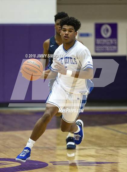 Thumbnail 3 in Quincy vs. Belleville East photogallery.