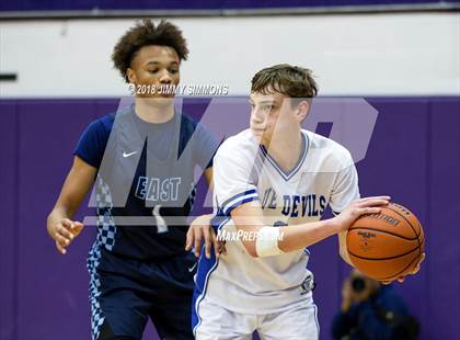 Thumbnail 3 in Quincy vs. Belleville East photogallery.