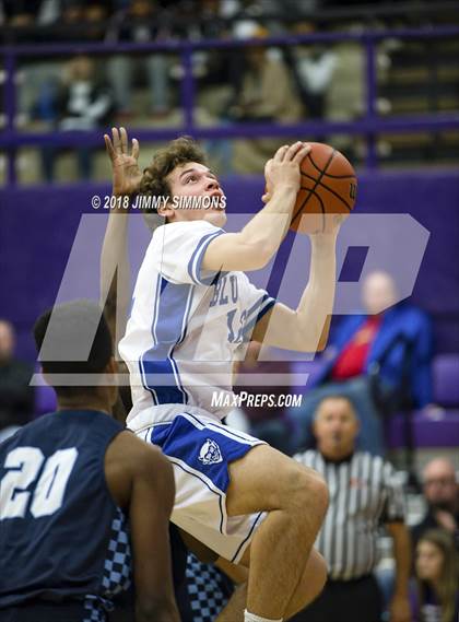 Thumbnail 2 in Quincy vs. Belleville East photogallery.
