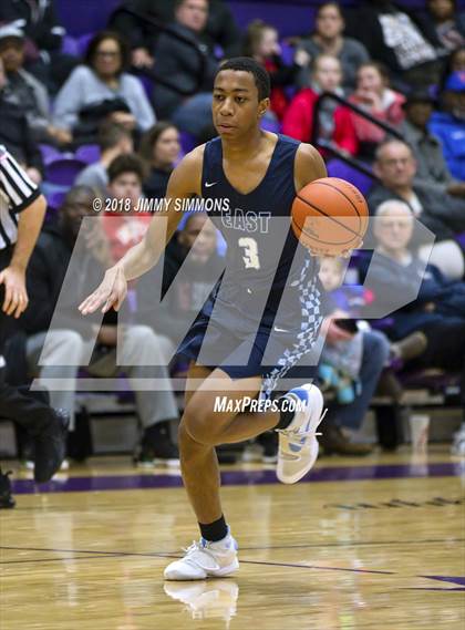 Thumbnail 1 in Quincy vs. Belleville East photogallery.