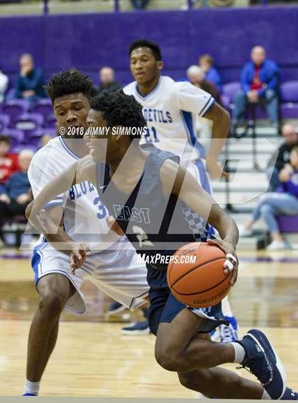 Thumbnail 3 in Quincy vs. Belleville East photogallery.