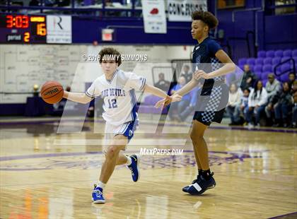 Thumbnail 2 in Quincy vs. Belleville East photogallery.